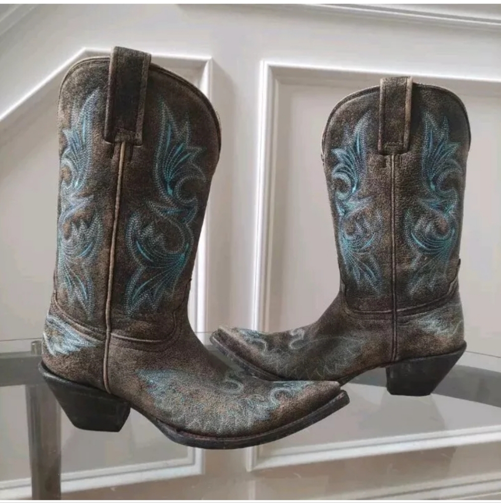 Corral cowboy boots womens 7M embroidered Pointed Toe